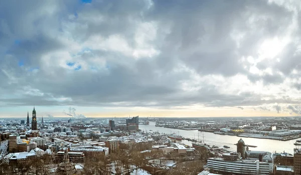 Scénický Panorama Pohled Tančících Věží Nad Hamburkem Pod Sněhem Zimě — Stock fotografie