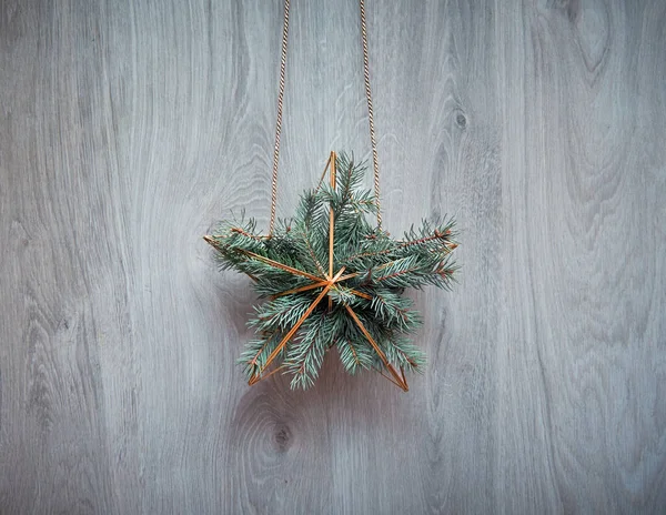 Grinalda Natal Forma Estrela Geométrica Dourada Com Galhos Abeto Pendurados — Fotografia de Stock