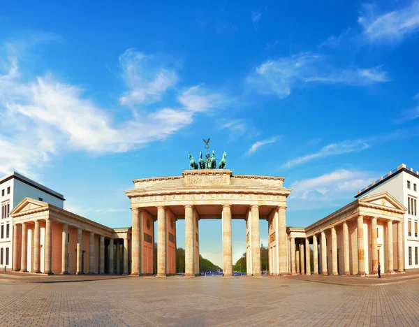Brandenburger Tor Berlin Tyskland Panoramabild Symmetrisk Front Skott Ljus Dag — Stockfoto