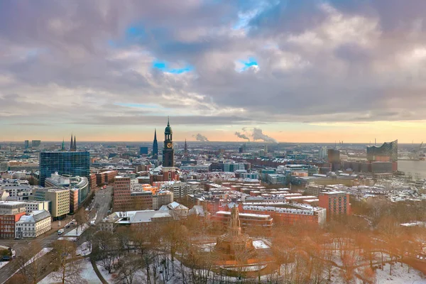 Scénický Panorama Pohled Tančících Věží Nad Hamburkem Pod Sněhem Zimě — Stock fotografie