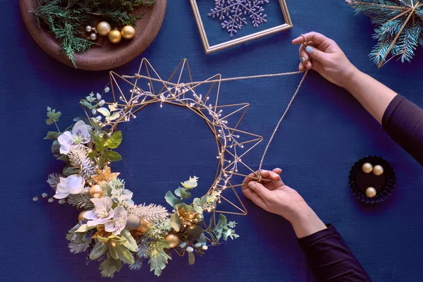 Fazendo Grinalda Natal Decorativa Linho Azul Clássico Mãos Femininas Fazem — Fotografia de Stock