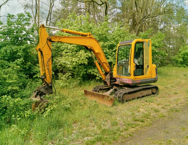 Shovel Excavator Standing Serene Countryside Forest Pathway Green Scrubland Background — Stock Photo, Image