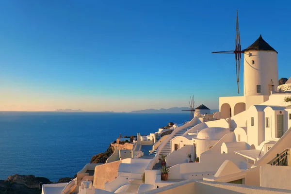Traditionella Vitkalkade Väderkvarnar Hotell Och Lägenheter Oia Byn Santorini Grekland — Stockfoto