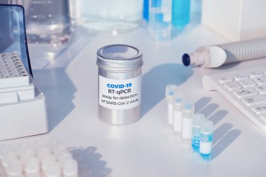 Hızlı bir COVID-19 Coronavirus test kiti. 2019 nCoV PCR tanı kiti. Eldivenle birlikte kutuyla birlikte. Ekipman covid19 virüsünü tespit etti. Gerçek zamanlı nicel PCR amplifikasyonu için test sistemi.