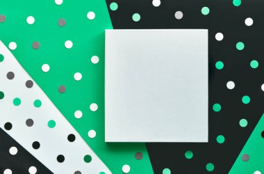 Soyut afiş ya da konfeti ve puantiyeli kart şablonu. Kare beyaz tuval üzerinde kopyalama alanı katmanlı yeşil, beyaz ve siyah kağıt, geometrik kağıt şekilleri.