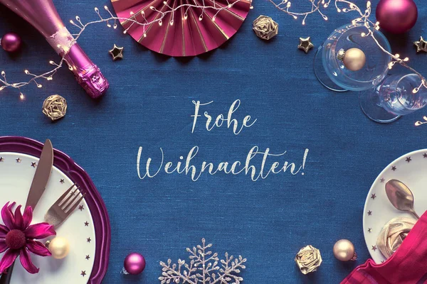 Text Frohe Weihnachten Bedeutet Auf Deutsch Frohe Weihnachten Weihnachtstisch Mit — Stockfoto