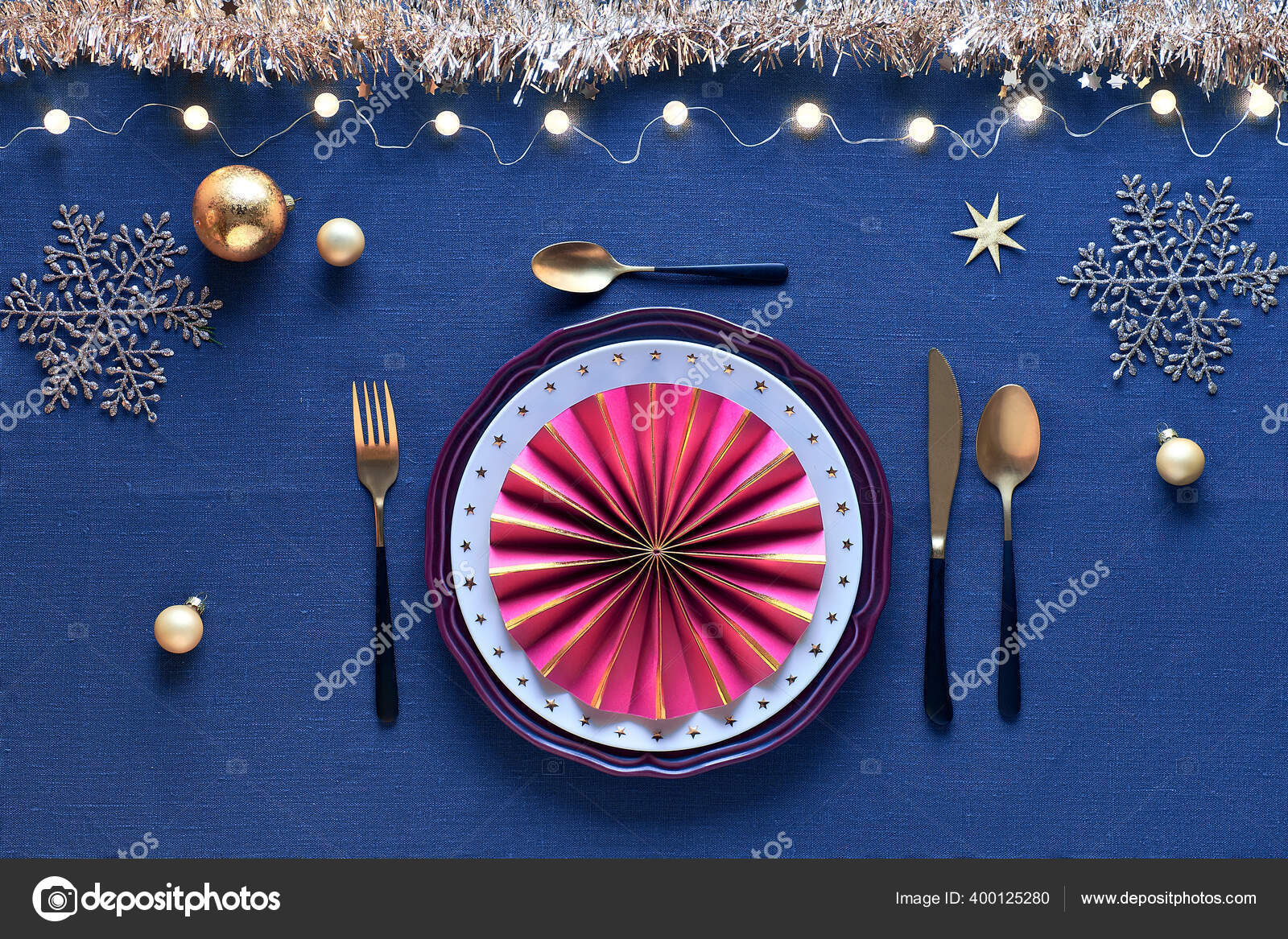 Ajuste Mesa Navidad Blanco Oro Burdeos Con Cubiertos Negros Dorados — Foto  de stock #400125280 © anyaivanova@gmail.com, image size:1600x1167