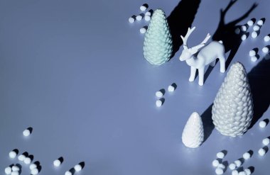 Geyikler, Noel ağaçları ve karla Isometric Noel düzenlemesi. Uzun gölge tasarımı. Siyah beyaz monokrom, kopyala-boşluk.