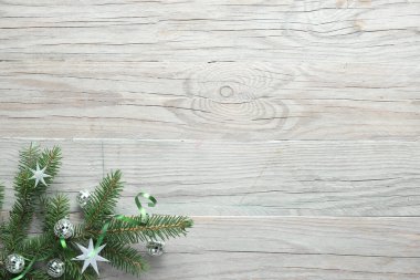 Noel arkaplanı, sıfır atık, üst manzara, köşe süsleri, süslenmiş köknar dalları, beyaz ve gri cam oyuncaklar, ıvır zıvırlar. Metin ve kopyalama alanı için boşluk.