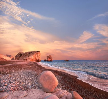 Kıbrıs 'ta Petra tou Romiou yakınlarında Rock Afrodit, Paphos. Romantik gün batımında ünlü Kıbrıs 'ın panoramik görüntüsü.