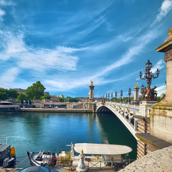 夏の明るい朝にパリのアレクサンドル3世橋 昼間のパノラマ旅行の背景 銀行に係留されているボート — ストック写真