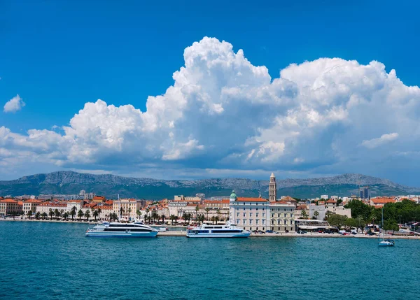 Split City Limanı Nın Panoramik Görüntüsü Deniz Yolcu Gemileri Tarihi — Stok fotoğraf