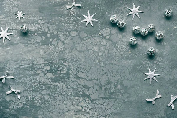 Noel Arkaplanı Ayna Disko Topları Gri Akrilik Tahtada Gümüş Yıldızlar — Stok fotoğraf