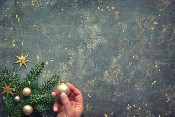 Χριστουγεννιάτικα Στολίδια Επίπεδη Θέσει Χέρια Κάνοντας Διακοσμημένη Γωνία Κλαδιά Ελάτης — Φωτογραφία Αρχείου
