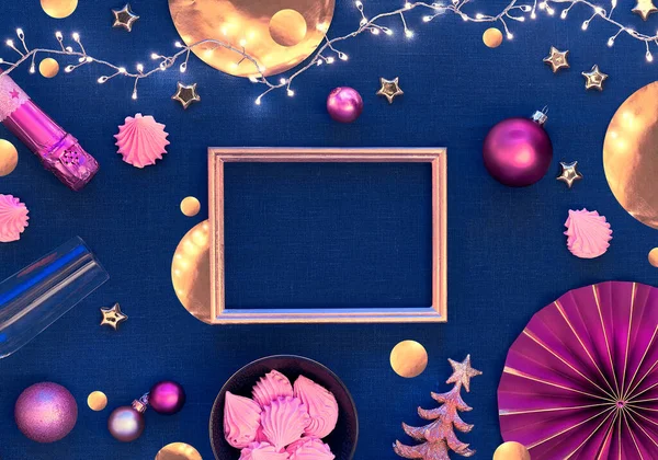 Altın Pembe Süslemeli Noel Arkaplanı Düz Koyu Mavi Keten Tekstil — Stok fotoğraf