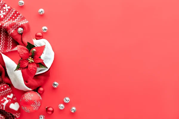 红色圣诞背景 有复制空间 平躺着红白相间的围巾 圣诞星辰花和迪斯科球 — 图库照片
