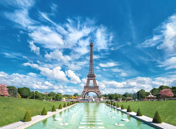 Trocadero喷泉带来的晴朗夏日 埃菲尔铁塔的对称正面全景 — 图库照片