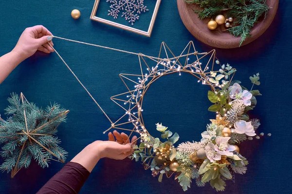 Making Christmas Wreath Creative Flat Lay Top View Dark Background — Stock Photo, Image