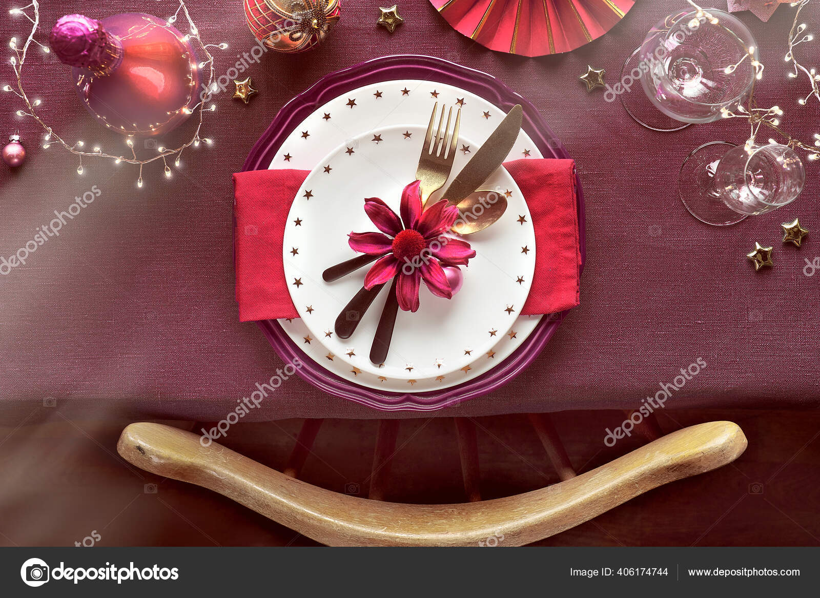 Configuración Mesa Navidad Con Plato Blanco Utensilios Oro Servilleta Color  — Foto de stock #406174744 © anyaivanova@gmail.com, image size:1600x1166