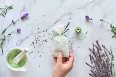 El yapımı lavanta kesesi ve ev yapımı banyo tuzu. Lavanta çiçekleri, taze ve kuru. Düz mermerin üzerinde yatıyordu