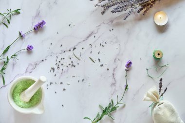 El yapımı lavanta kesesi ve ev yapımı şeker fırçası. Kuru lavanta çiçekli keten çanta. Düz beyaz mermer üzerinde, kuru ve taze lavanta çiçekleri vardı...