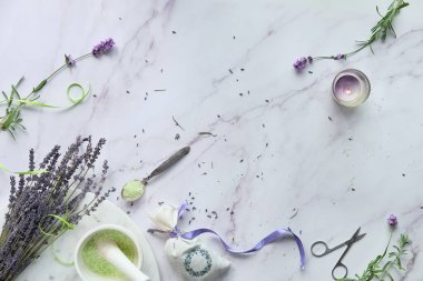 Kendi yaptığım lavanta kesesi ve aromatik bitki karışımı banyo tuzu yapıyorum. Lavanta çiçekleri, taze ve kuru. Düz beyaz mermer üzerinde yatıyordu.