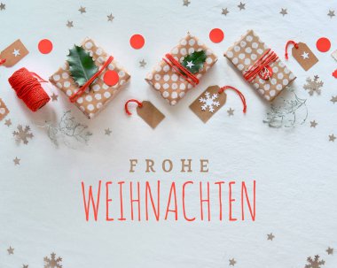 Frohe Weihnachten 'a Almanca Mutlu Noeller demek. Noel hediyeleri ve el yapımı dekorasyonlar. Doğal plastik çevre dostu Xmas kutlaması. Paket kağıdında hediye kutuları.