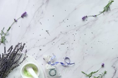 Lavanta çiçekleri, taze ve kuru. Kendi yapımı lavanta kesesi ve aromatik şifalı banyo tuzu yapmak beyaz mermerin üzerine serilmişti..