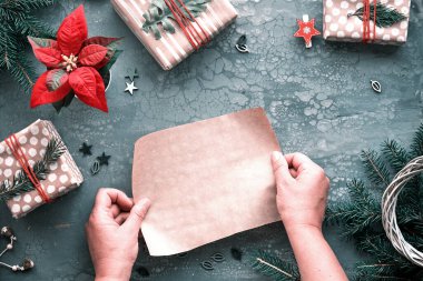 Noel hediyeleri ve el yapımı dekorasyonlar. Doğal plastik çevre dostu Xmas kutlaması. Kopyalama uzayı, el işi kağıdındaki metin yeri. Düz konum, gri arkaplanda üst görünüm.