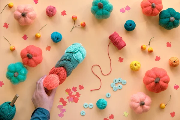 Weibliche Hand Hält Buntes Garnbündel Hobby Handwerk Flach Lag Herbst — Stockfoto