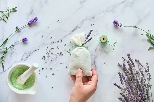 El yapımı lavanta kesesi ve ev yapımı banyo tuzu. Lavanta çiçekleri, taze ve kuru. Düz mermerin üzerinde yatıyordu