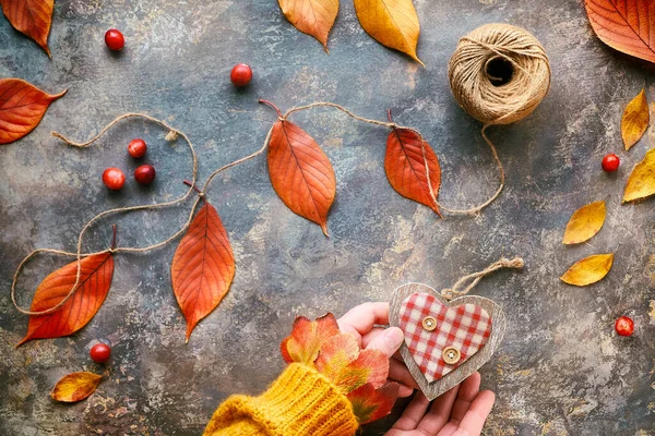 Mains Chandail Orange Tenir Coeur Bois Décorations Automne Naturelles Rouge — Photo