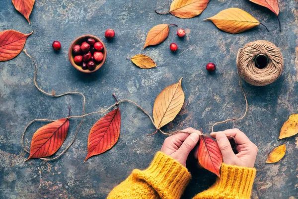 Höst Dekorationer Handgjorda Med Naturliga Material Göra Krans Med Och — Stockfoto