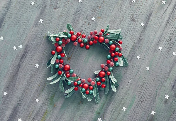 Decoratieve Kerstmistletoe Krans Met Rode Bessen Groene Bladeren Vorm Van — Stockfoto