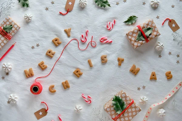 Feliz Natal Texto Feito Biscoitos Caixas Presente Papel Embrulho Artesanal — Fotografia de Stock