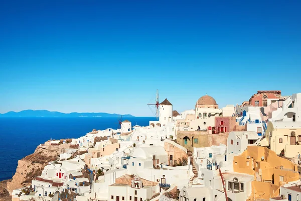 Windmolens Oia Santorini Eiland Griekenland Een Heldere Dag Met Blauwe — Stockfoto