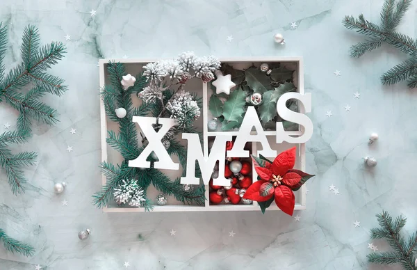 Kerstversiering Witte Doos Kerst Plat Lag Marmeren Tafel Natuurlijke Sparren — Stockfoto