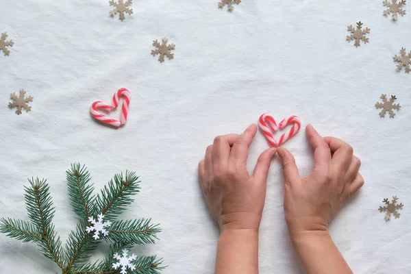 Piso Navidad Con Las Manos Femeninas Sosteniendo Corazón Bastones Caramelo —  Fotos de Stock