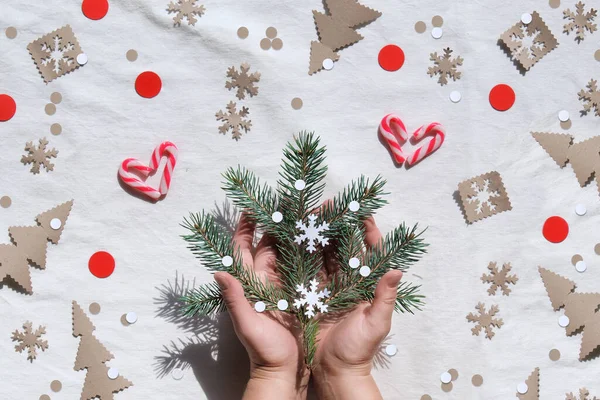 Natal Flat Lay Com Mãos Femininas Segurando Galhos Abeto Decorados — Fotografia de Stock