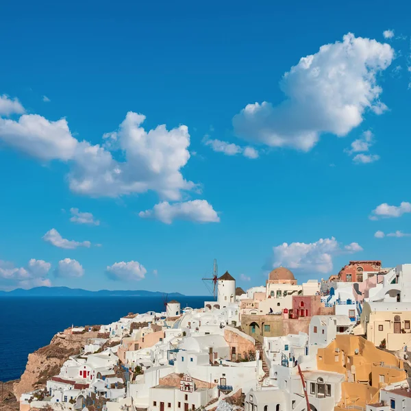 Molinos Viento Pueblo Oia Isla Santorini Grecia Día Brillante Con —  Fotos de Stock