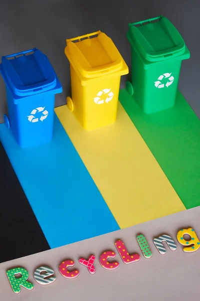 三个彩色编码回收箱 等距投影 复制空间 垃圾箱上的回收标志 黄色和绿色 为减少对环境的人为影响而进行废物分类 — 图库照片