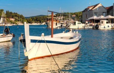 Hırvatistan 'ın Dalmaçya bölgesindeki Hvar adasındaki Vrboska köyünde balıkçı tekneleri ve evler. Popüler turizm beldesi.