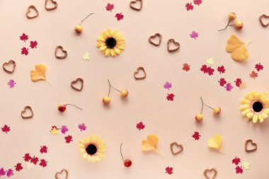 Sonbahar, sarı, kırmızı ve turuncu renklerde düzleşmişti. Sonbahar süslemeleri - sarı çiçekler, gingko yaprakları, akçaağaç yaprağı kağıt konfetileri, böğürtlenler ve lezzetli kalp şeklinde krakerler.