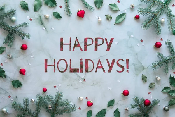 クリスマスフラットグレー テキストと赤のレイアウトハッピーホリデー 天然のモミの小枝 ホリーの葉やガラス製のトリンクを持つクリスマスの背景 冬の装飾 — ストック写真