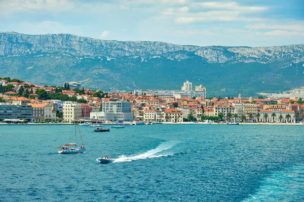 Split City Harbor Vanaf Het Bovendek Van Grote Zee Veerboot — Stockfoto