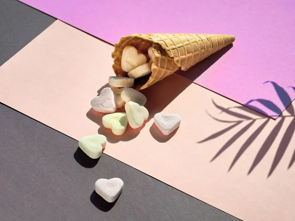 Dondurma Külahındaki Şeker Kalpler Mor Krema Gri Katmanlı Kağıt Arka — Stok fotoğraf