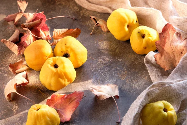 Olgun Japon ayva meyvesi ve keten kulesine yakın plan. Sonbahar aroması, doğal sonbahar renkleri, sarı, kırmızı, kahverengi.