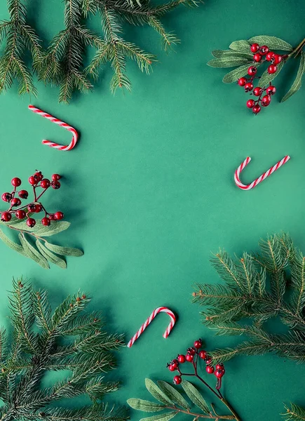 Ένα Εορταστικό Πράσινο Φόντο Στολισμένο Καραμέλες Κλαδιά Ελάτης Rowanberries Και — Φωτογραφία Αρχείου