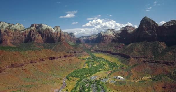 Drone Éloigne Colonie Avec Autoroute Fond Canyon Zion National Park — Video