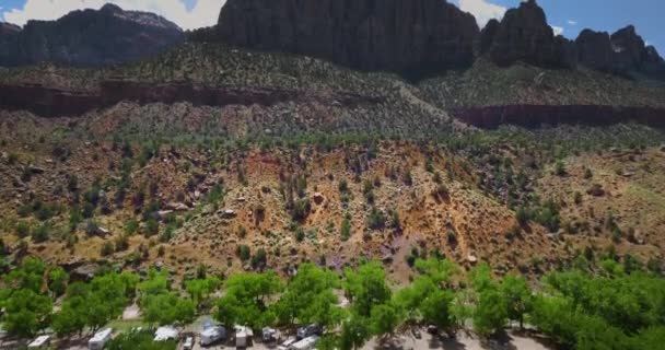 Drohne Hebt Und Ragt Über Einen Trailerparkplatz Einer Pinienschlucht Zion — Stockvideo